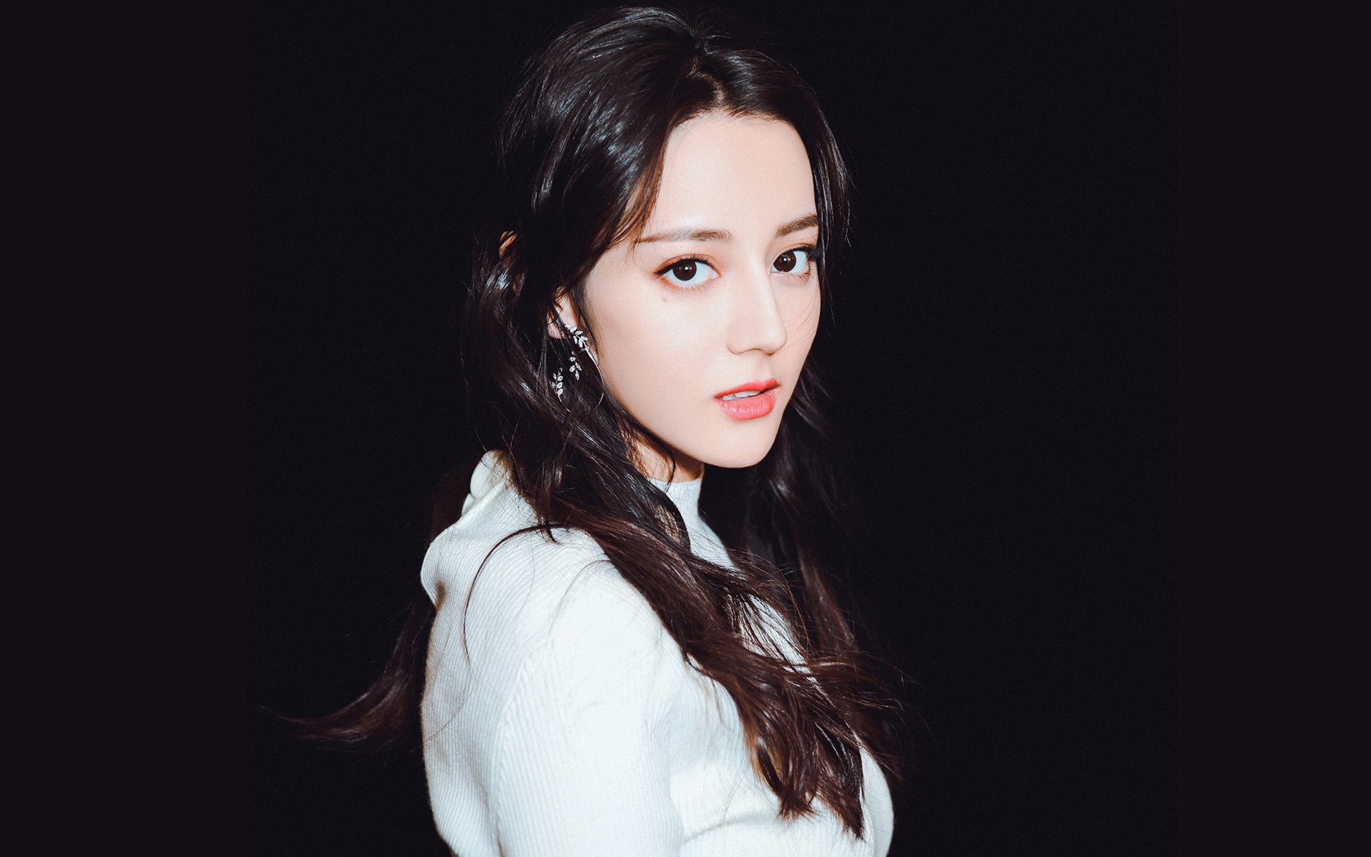 年龄差距引发关注：老将年轻新秀的对决，年轻与年龄无关